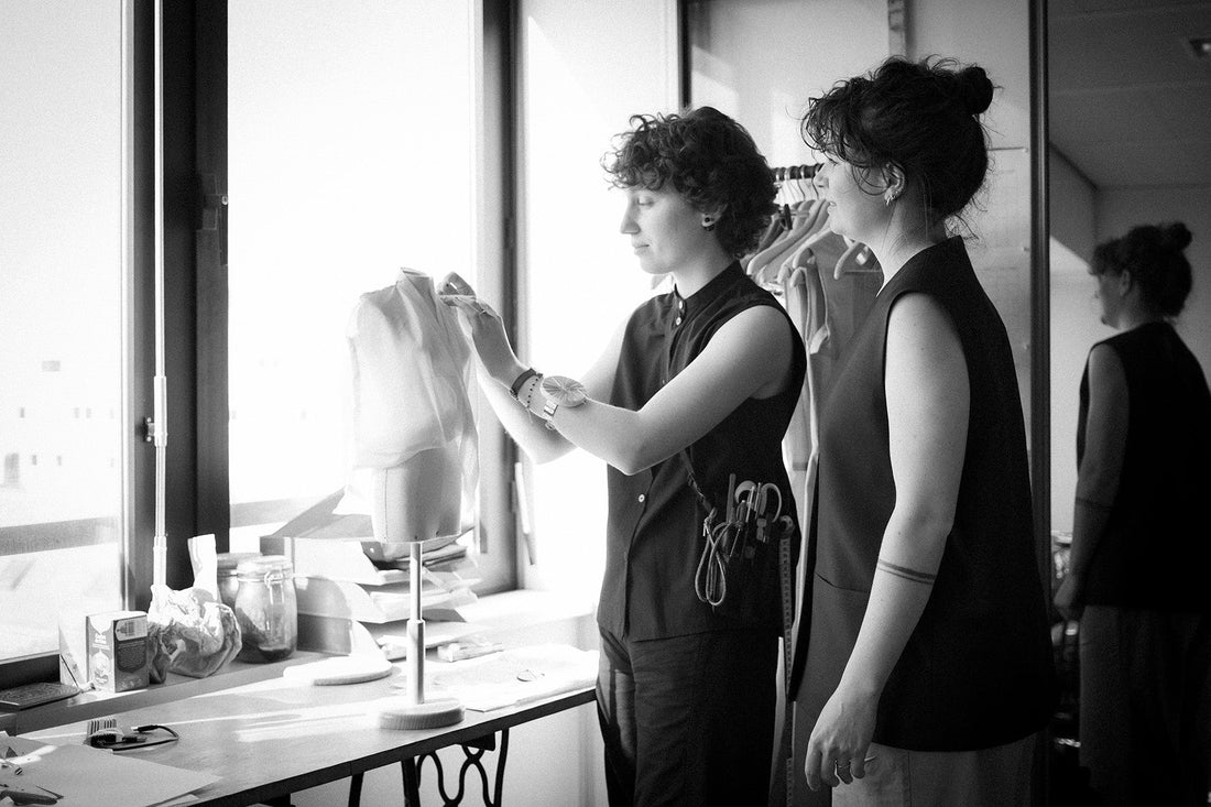 Jennifer Chambaret et Alice Dever à l'atelier CHAMBARET Paris transmission savoir-faire